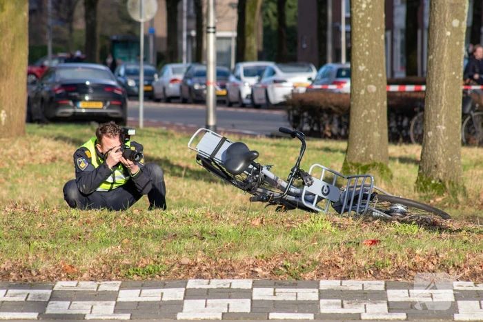 Fietser ernstig gewond bij botsing met lesauto