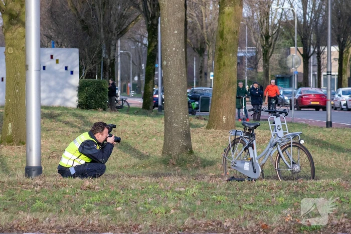 Fietser ernstig gewond bij botsing met lesauto