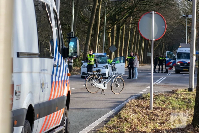 Fietser ernstig gewond bij botsing met lesauto