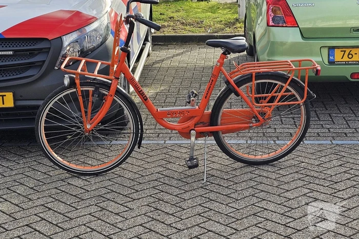 Fietser rijdt tegen verkeer in en wordt aangereden