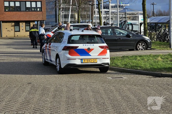 Fietser rijdt tegen verkeer in en wordt aangereden