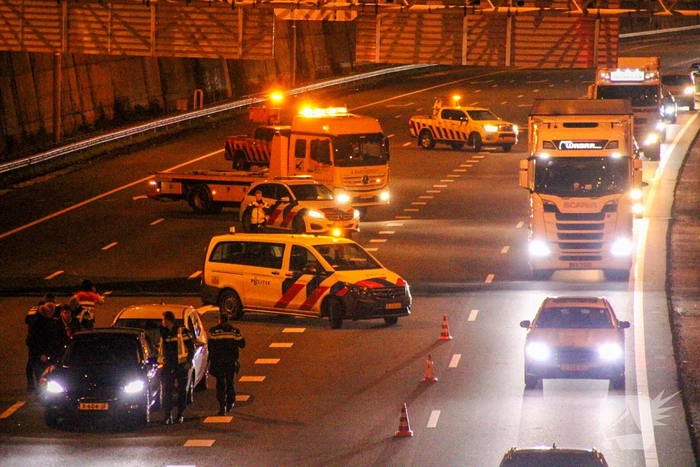 File door kop-staartbotsing op snelweg
