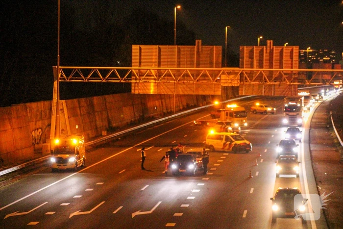 File door kop-staartbotsing op snelweg