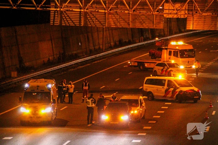 File door kop-staartbotsing op snelweg