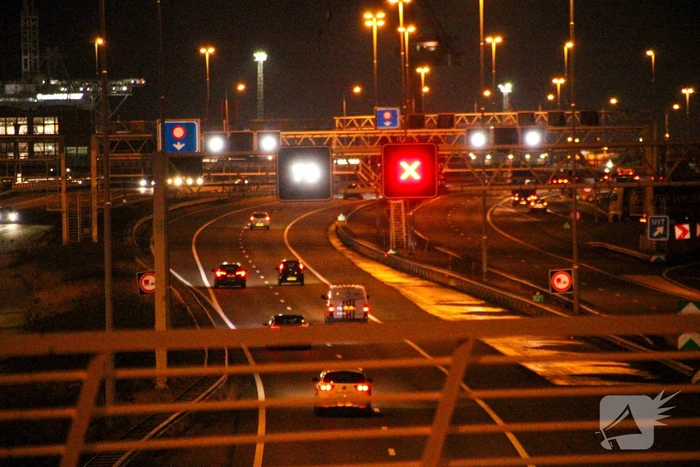File door kop-staartbotsing op snelweg