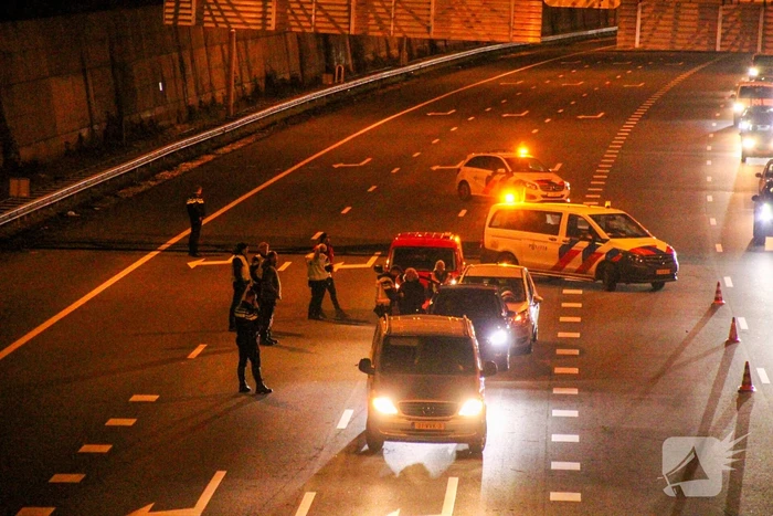 File door kop-staartbotsing op snelweg