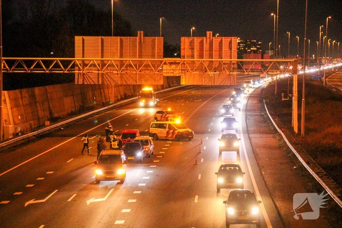 File door kop-staartbotsing op snelweg