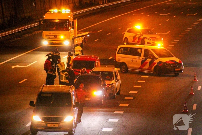File door kop-staartbotsing op snelweg