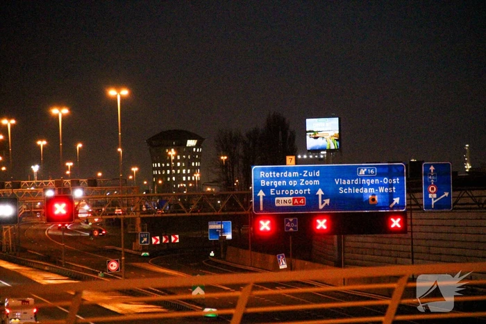 File door kop-staartbotsing op snelweg