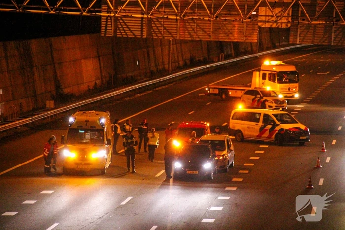 File door kop-staartbotsing op snelweg