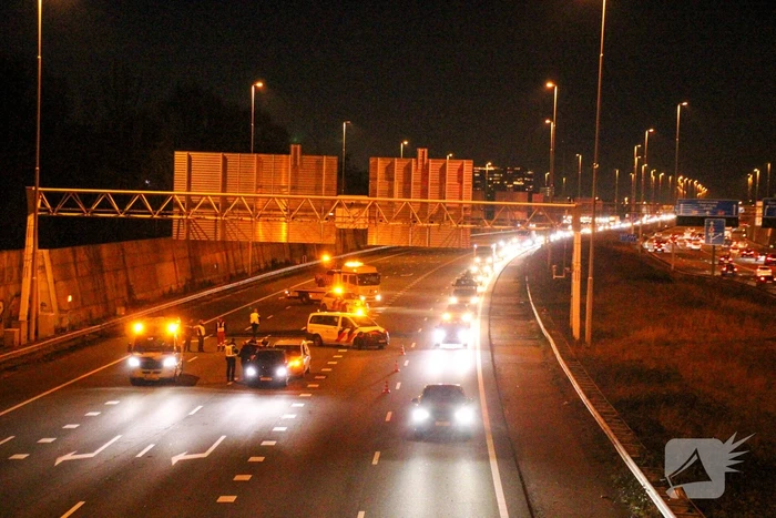 File door kop-staartbotsing op snelweg