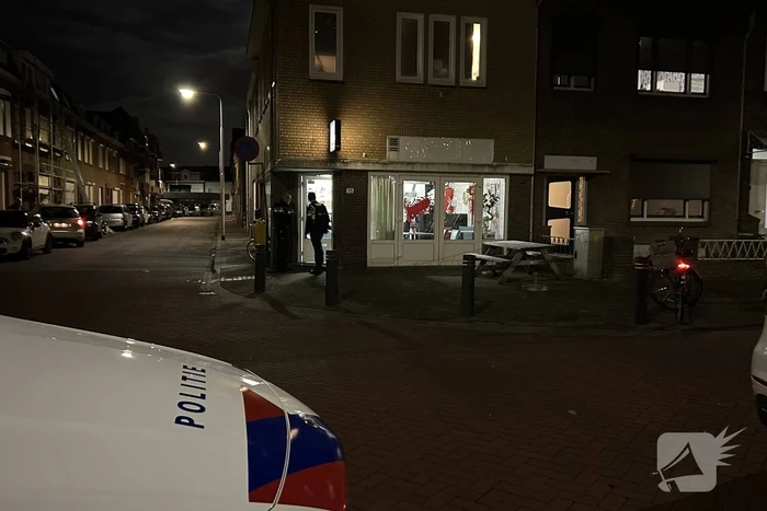 Medewerker cafetaria met vuurwapen bedreigt bij overval