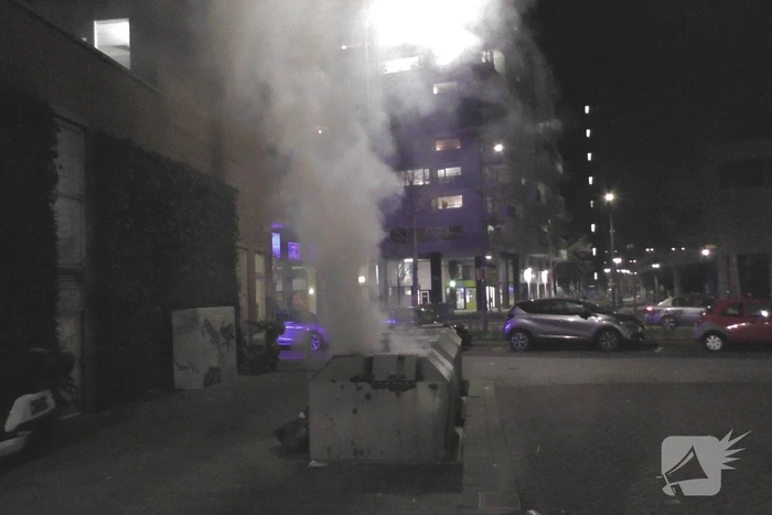 Brandweer dooft containerbrand