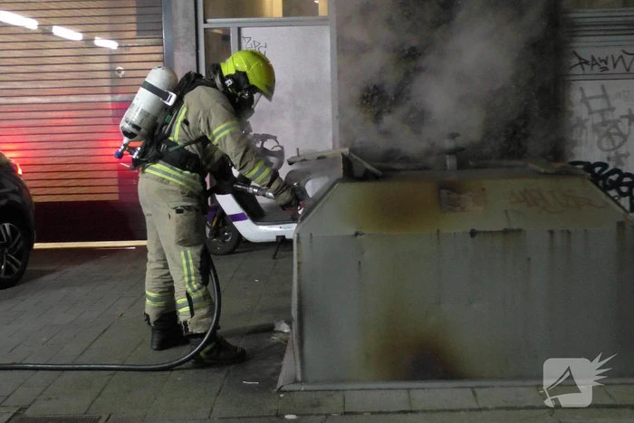 Brandweer dooft containerbrand