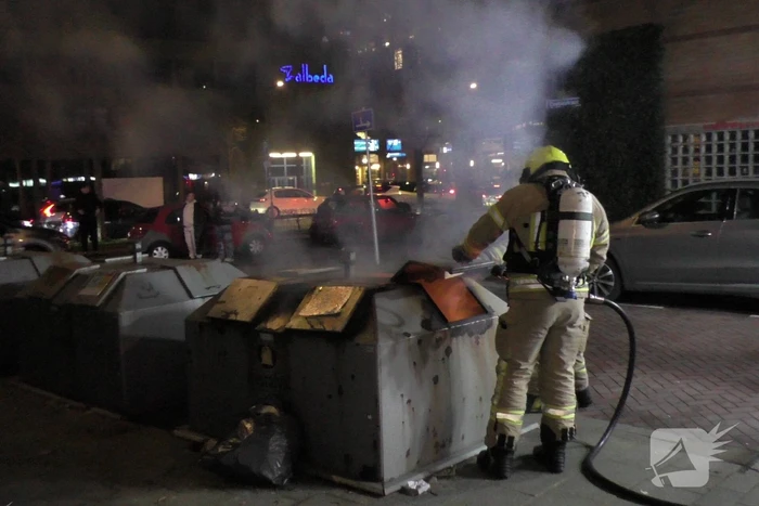 Brandweer dooft containerbrand