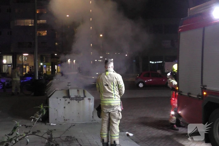 Brandweer dooft containerbrand