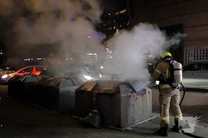 Brandweer dooft containerbrand