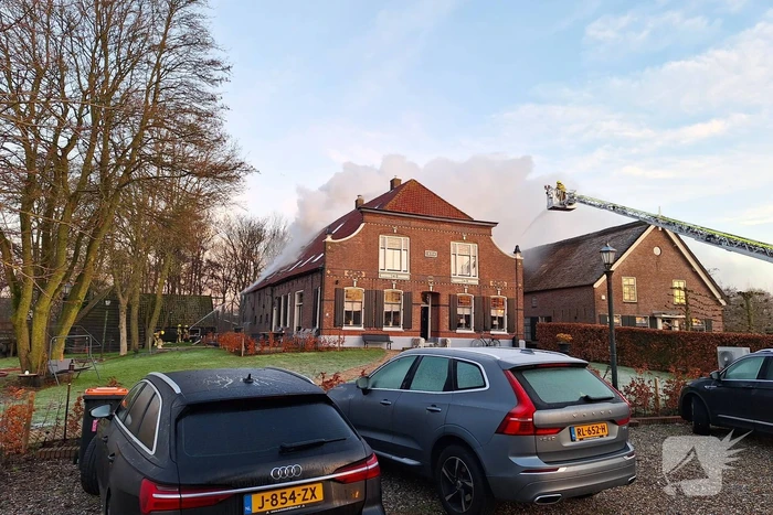 Veel rookontwikkeling bij brand in dak van oude boerderij