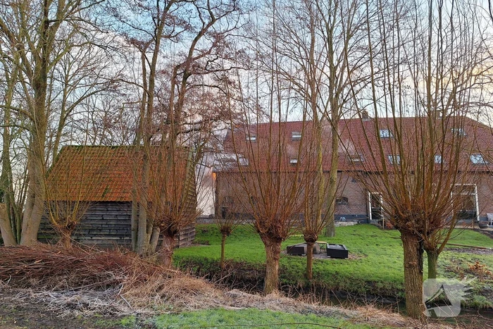 Veel rookontwikkeling bij brand in dak van oude boerderij