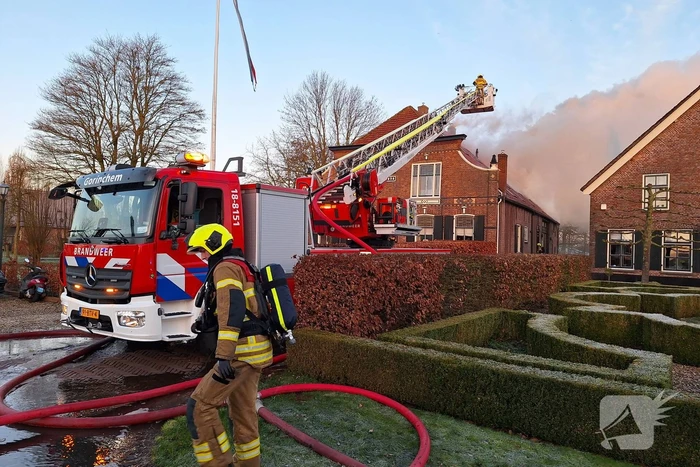 Veel rookontwikkeling bij brand in dak van oude boerderij