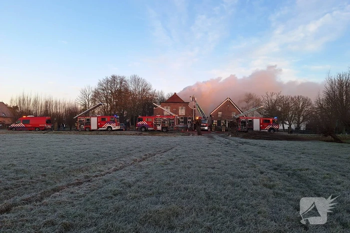 Veel rookontwikkeling bij brand in dak van oude boerderij
