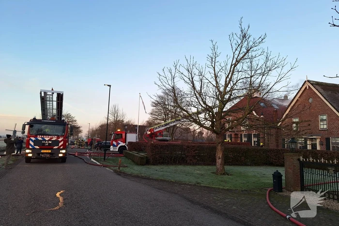 Veel rookontwikkeling bij brand in dak van oude boerderij