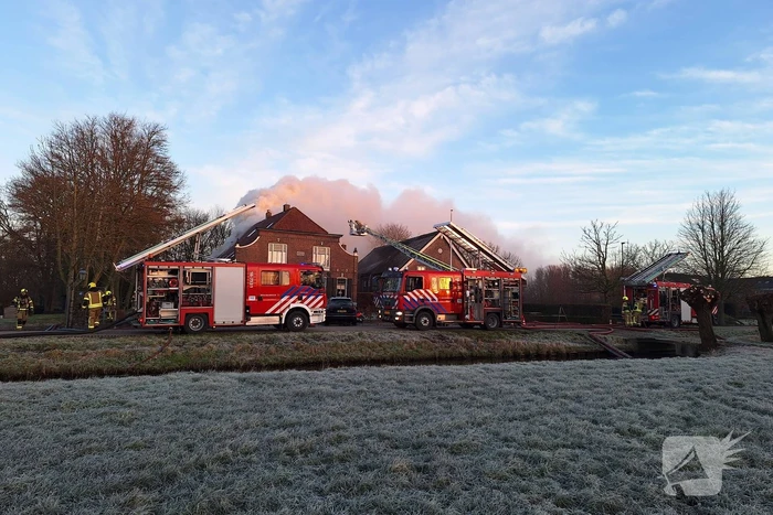 Veel rookontwikkeling bij brand in dak van oude boerderij