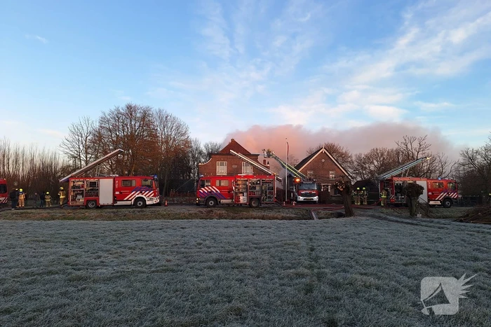 Veel rookontwikkeling bij brand in dak van oude boerderij