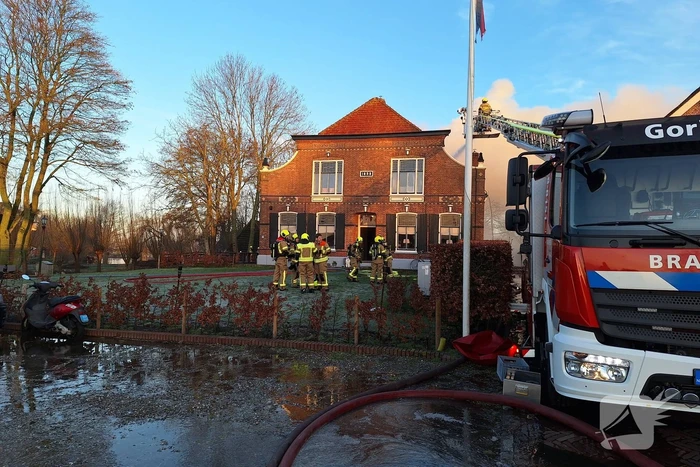 Veel rookontwikkeling bij brand in dak van oude boerderij