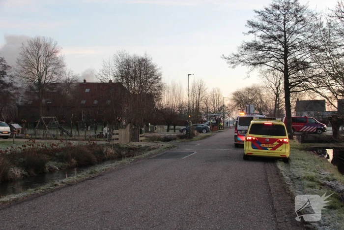 Veel rookontwikkeling bij brand in dak van oude boerderij