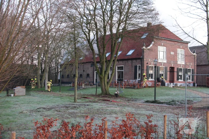 Veel rookontwikkeling bij brand in dak van oude boerderij