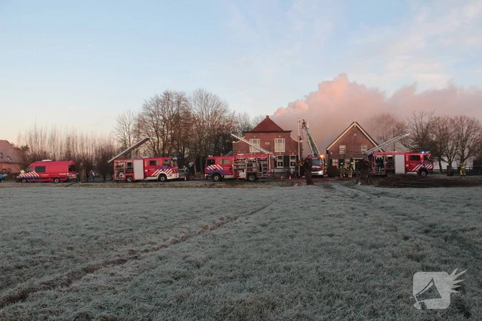 Veel rookontwikkeling bij brand in dak van oude boerderij