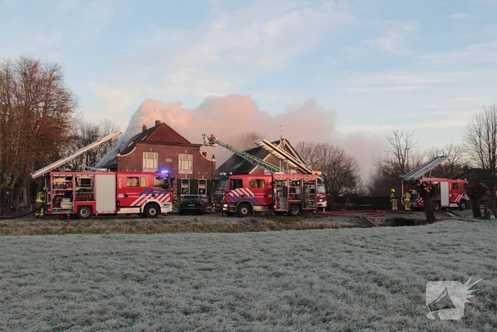 Veel rookontwikkeling bij brand in dak van oude boerderij
