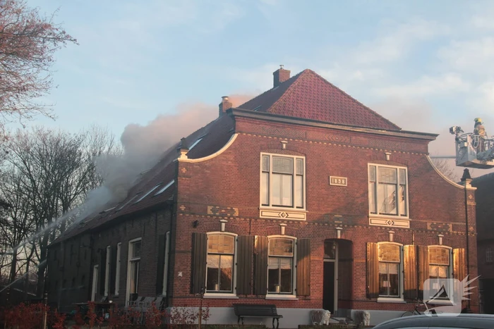 Veel rookontwikkeling bij brand in dak van oude boerderij