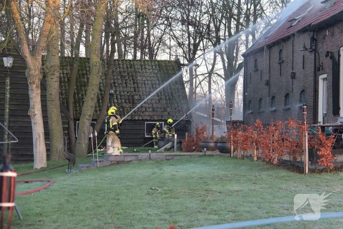 Veel rookontwikkeling bij brand in dak van oude boerderij