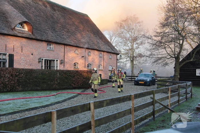 Veel rookontwikkeling bij brand in dak van oude boerderij