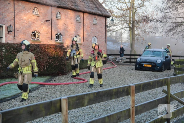 Veel rookontwikkeling bij brand in dak van oude boerderij