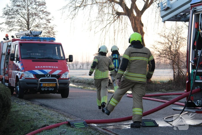 Veel rookontwikkeling bij brand in dak van oude boerderij