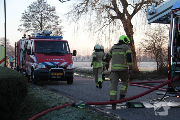 Veel rookontwikkeling bij brand in dak van oude boerderij
