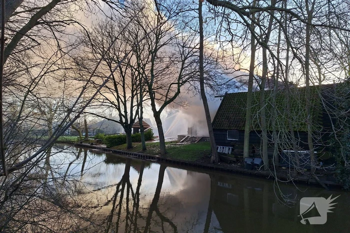 Veel rookontwikkeling bij brand in dak van oude boerderij