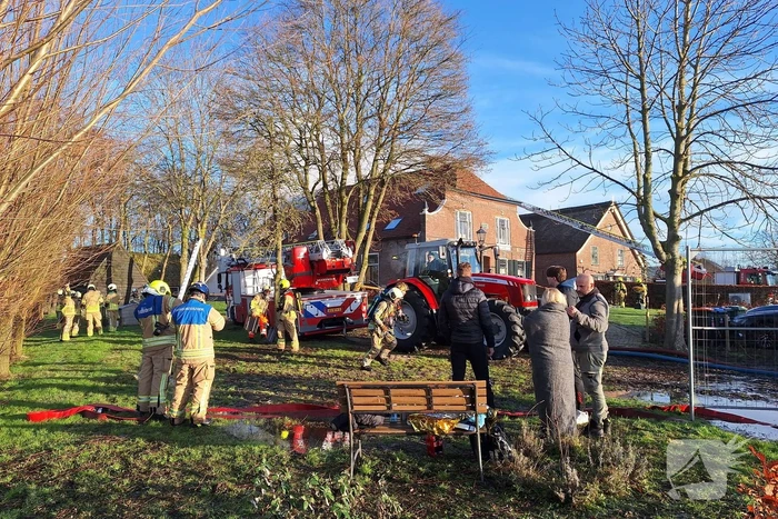 Veel rookontwikkeling bij brand in dak van oude boerderij