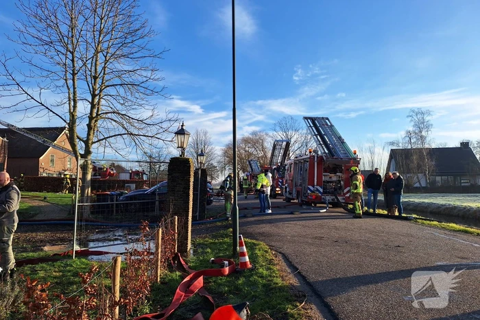 Veel rookontwikkeling bij brand in dak van oude boerderij