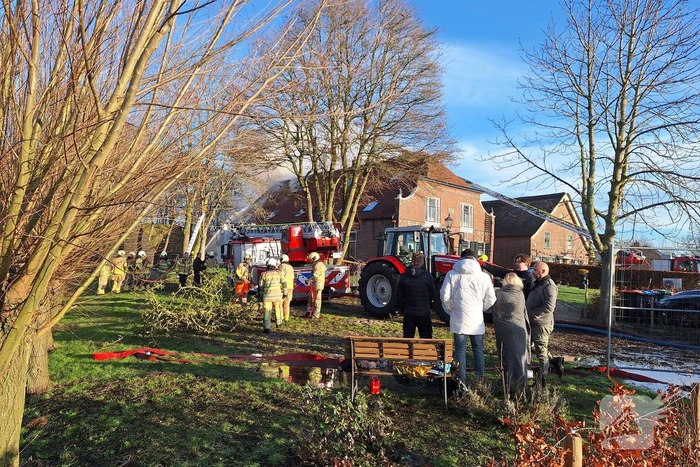 Veel rookontwikkeling bij brand in dak van oude boerderij