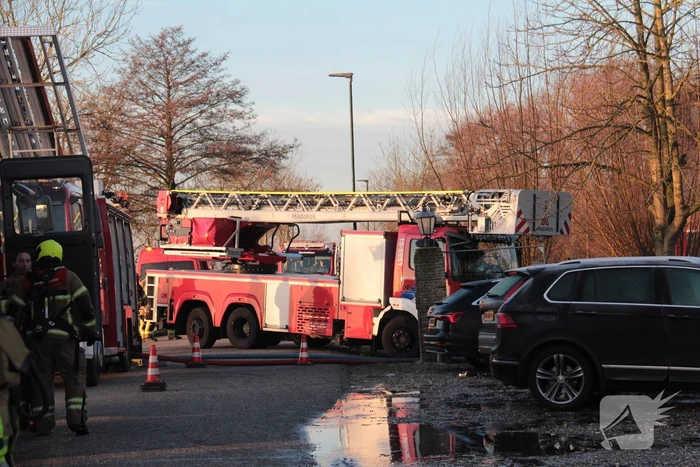 Veel rookontwikkeling bij brand in dak van oude boerderij