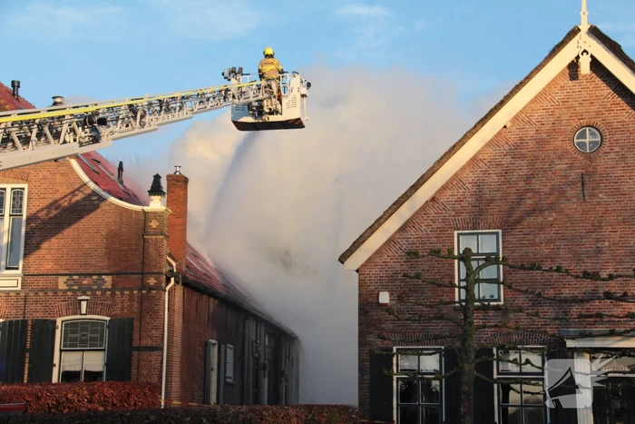 Veel rookontwikkeling bij brand in dak van oude boerderij