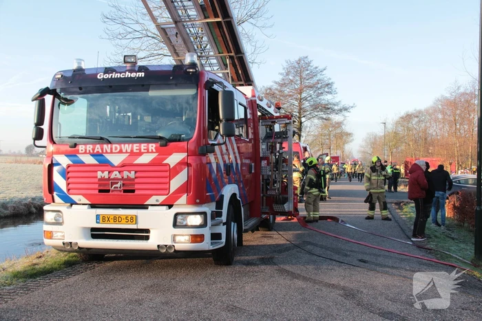 Veel rookontwikkeling bij brand in dak van oude boerderij