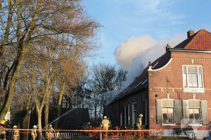 Veel rookontwikkeling bij brand in dak van oude boerderij