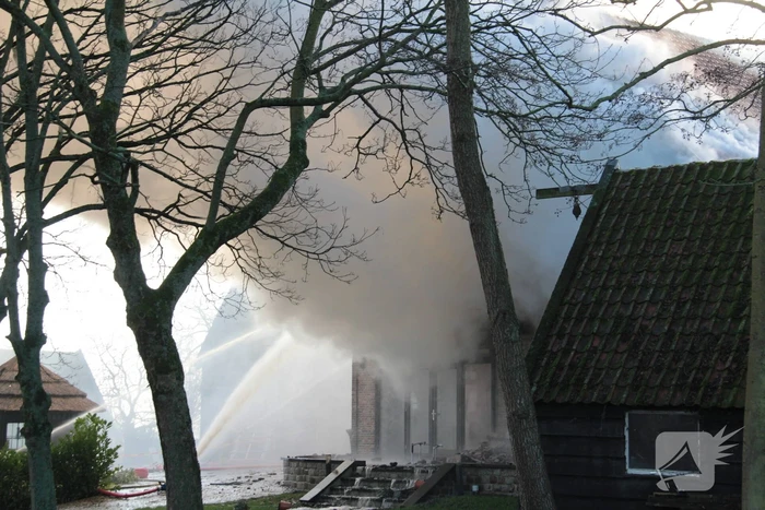 Veel rookontwikkeling bij brand in dak van oude boerderij