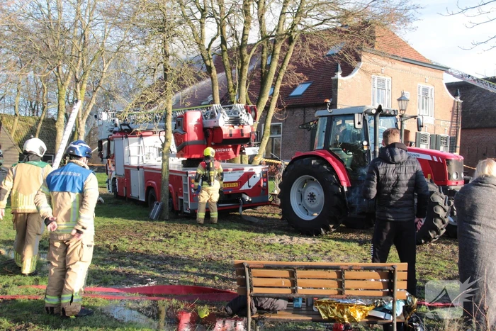 Veel rookontwikkeling bij brand in dak van oude boerderij