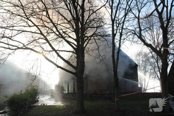 Veel rookontwikkeling bij brand in dak van oude boerderij